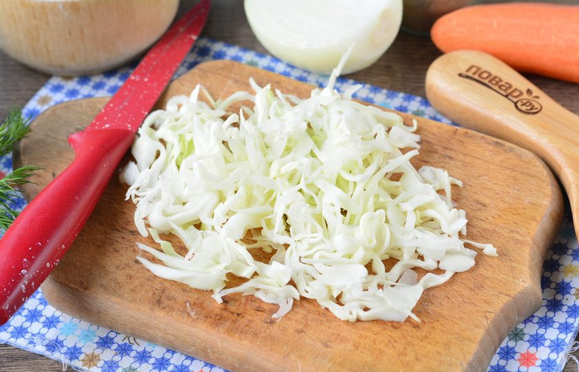 1. Этап. Капустный заливной пирог на майонезе и сметане: Нашинкуйте капусту.