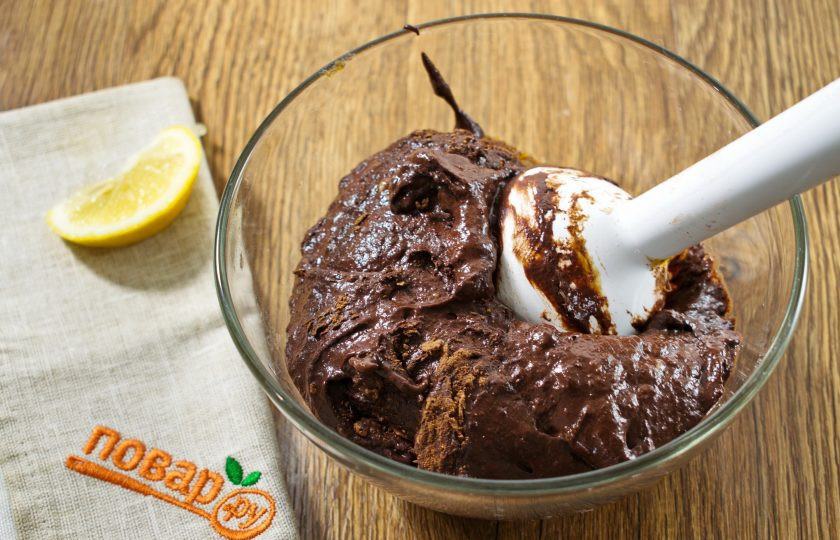 1. Этап. Финиковая паста: Бананы очистите, соедините с какао-порошком, пробейте до однородности. Соедините обе массы, перемешайте. Добавьте лимонный сок или коньяк, перемешайте.