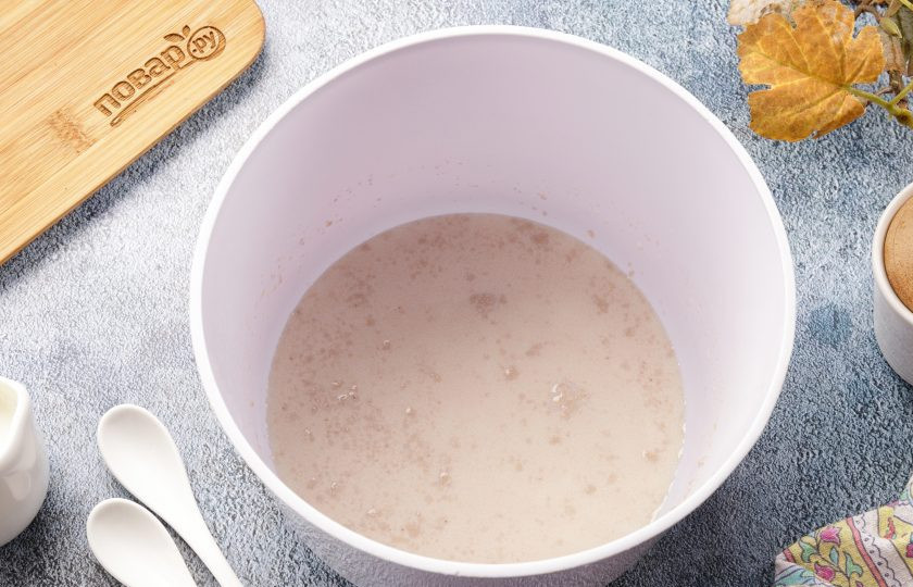 1. Этап. Пальчики дрожжевые: Соедините молоко, дрожжи и сахар. Перемешайте и оставьте на 10 минут.