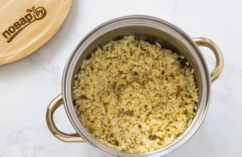 1. Этап. Салат с булгуром и овощами: Булугр предварительно замочите в воде на 15 минут, затем промойте. Переложите в кастрюлю. Влейте воду, чтобы она покрывала крупу на 1 см. выше. Доведите до кипения, накройте крышкой и варите на небольшом огне 15-20 минут. После остудите булгур.