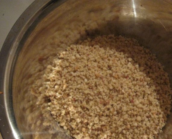 1. Этап. Ореховый соус для суши: 2. Измельчаем очищенные ядра орехов. Я пользуюсь для этого блендером, но важно, чтобы не измельчить в пюре.