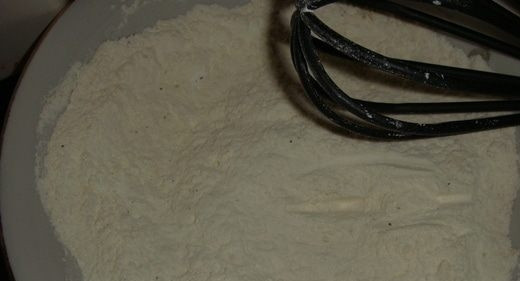 1. Этап. Выпечка с морковью: В это время в другой посуде перемешайте вместе корицу, разрыхлитель, муку и имбирь.