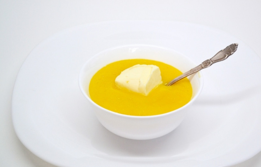 1. Этап. Бисквит с апельсиновым кремом: 4. Крахмал разводим в холодной воде. В миску переливаем проваренный сок, разведенный крахмал, вбиваем яйцо, ставим в микроволновую печь, чтобы подогреть, после чего добавляем масло и перемешиваем все до растворения.