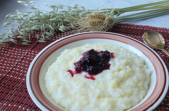 1. Этап. Молочная каша из риса и пшена: 7. Готовое блюдо кладем в тарелку, сверху украшаем ягодами (фруктами, вареньем или орехами). Приятного аппетита!