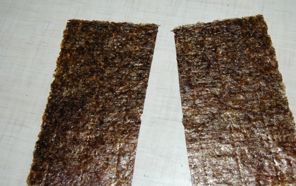 1. Этап. Диетические роллы: Лист нори разрежьте пополам.