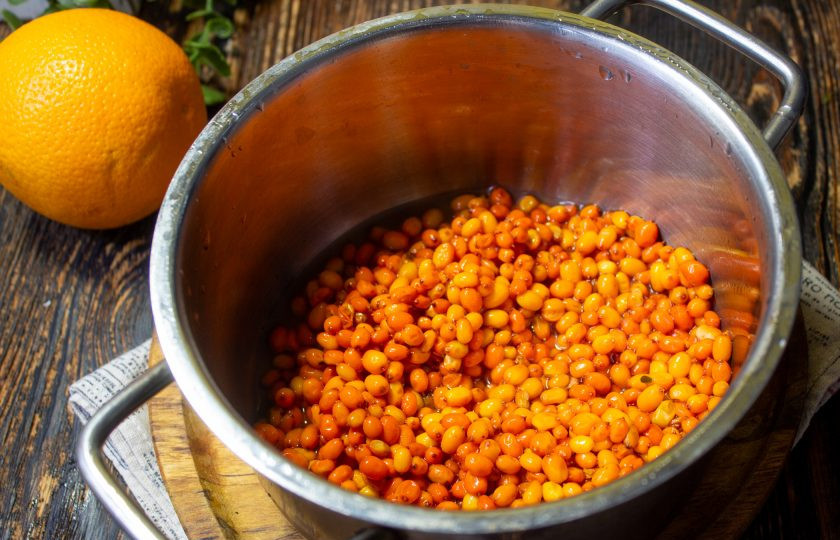 1. Этап. Варенье из облепихи и апельсинов: Ягоды облепихи хорошо промойте и переберите. Выложите в кастрюлю.