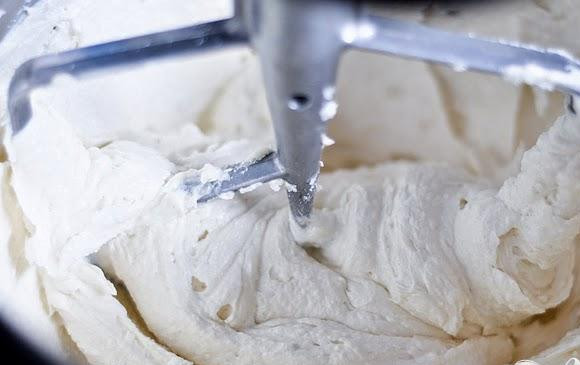 1. Этап. Ромовый кекс с глазурью: 1. Смазать маслом и посыпать мукой форму для кекса. Разогреть духовку до 160 градусов. В большой миске взбить масло миксером на высокой скорости в течение нескольких секунд. Пока миксер работает, очень медленно добавить белый и коричневый сахар. Продолжать взбивать на высокой скорости, пока смесь не станет кремообразной и почти белого цвета, около 5 минут. Соединить яйца, ваниль и темный ром в средней миске. Медленно добавить масляную смесь в яичную смесь и взбить на средней скорости. Добавить соль и взбить. Просеять один стакан муки в миску и размешать с помощью шпателя. Повторить этот процесс еще два раза с оставшейся мукой.