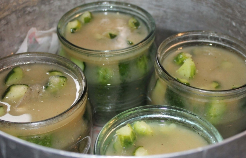 1. Этап. Горчичные огурчики на зиму: Опять простерилизуйте буквально 5 минут. Затем закройте крышками и переверните.