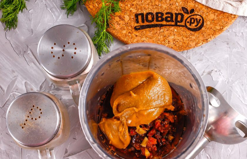 1. Этап. Инжирная горчица: Затем остудите примерно 15-20 минут, переместив в глубокую емкость или чашу блендера. Туда же выложите обычную магазинную горчицу и отпюрируйте все в однородную массу примерно 2-3 минуты.