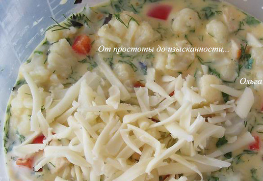 1. Этап. Запеканка из цветной капусты в мультиварке: Добавьте овощную смесь с курицей, перемешайте, добавьте половину тертого сыра.