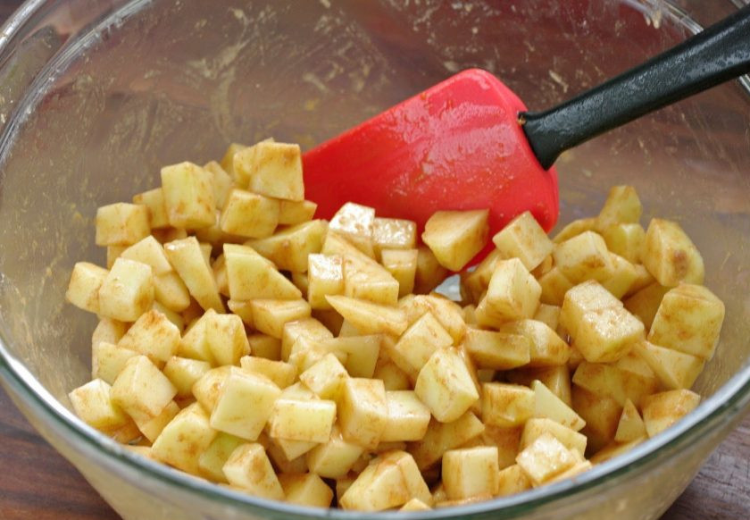 1. Этап. Штрудель с яблоками: Перемешайте и дайте постоять минут 20, чтобы яблоки пустили сок.