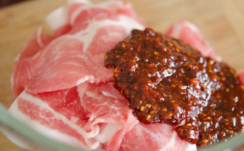 1. Этап. Свинина по-корейски: 2. В рецепт приготовления свинины по-корейски можно использовать любую мясную часть, которая больше по вкусу. Мясо необходимо вымыть, хорошо просушить и соединить с приготовленным маринадом.