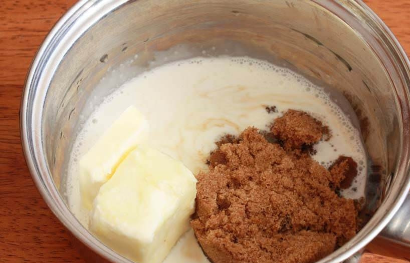 1. Этап. Пирог с грушами и орехами: 10. За 5 минут до того, как пирог будет испечен, приготовьте карамель: смешайте в маленькой миске жирные сливки, молоко, ¼ стакана сливочного масла, ¼ стакана коричневого сахара. Доведите эту смесь до кипения и варите 2 минуты.