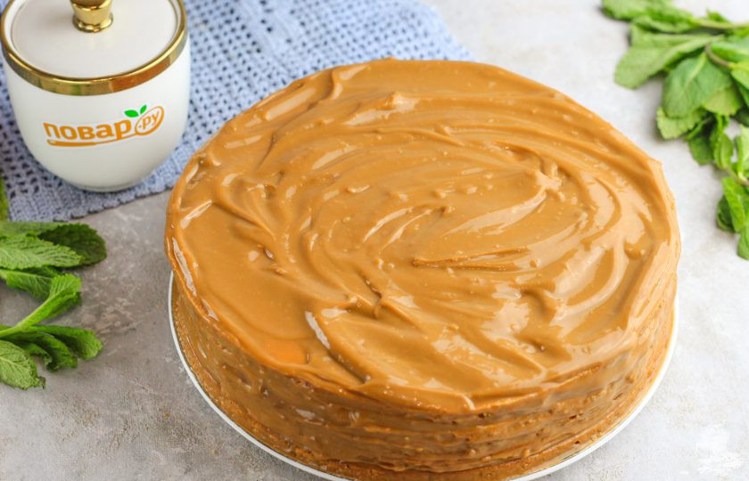 1. Этап. Медовик с вареной сгущенкой и сметаной: Точно так же поступите и с остальными коржами. Верх и бока торта тоже обмажьте кремом.