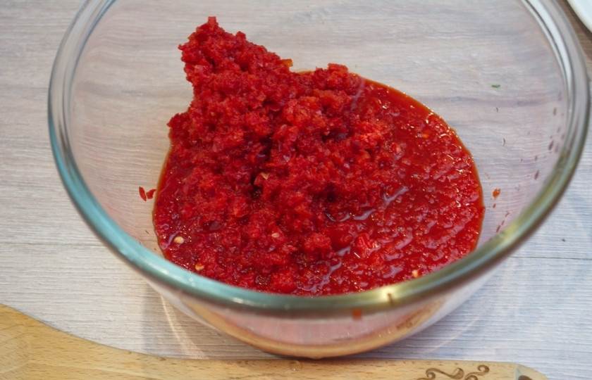 1. Этап. Аджика из болгарского перца без помидоров: Для приготовления аджики из болгарского перца без помидоров нам необходимо пропустить через мясорубку или блендер очищенные перцы. Сделайте овощную пюреобразную массу.