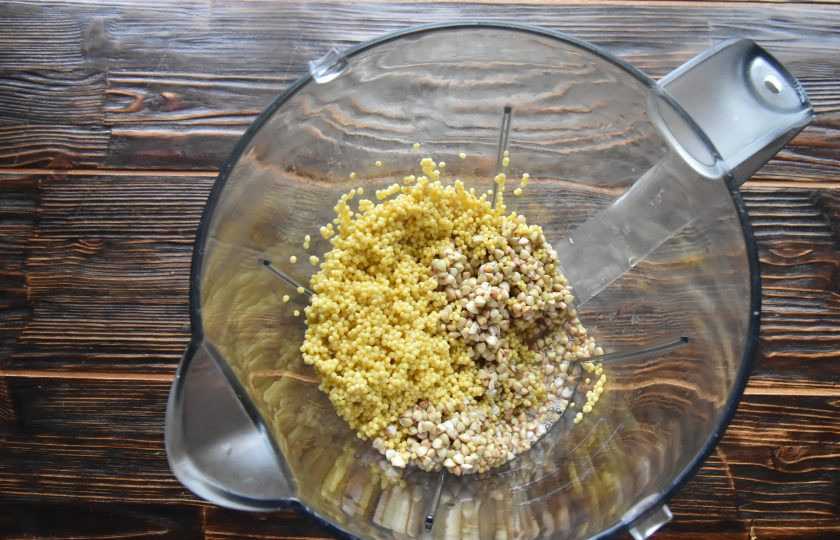 1. Этап. Хлеб из пшена и зеленой гречки: С гречки и пшена слейте лишнюю влагу и поместите в блендер. Измельчить зерна. Текстура хлеба зависит от степени измельчения. Можно измельчить зерна в однородную массу или оставить небольшие вкрапления целых ядер. Переложите массу в миску.