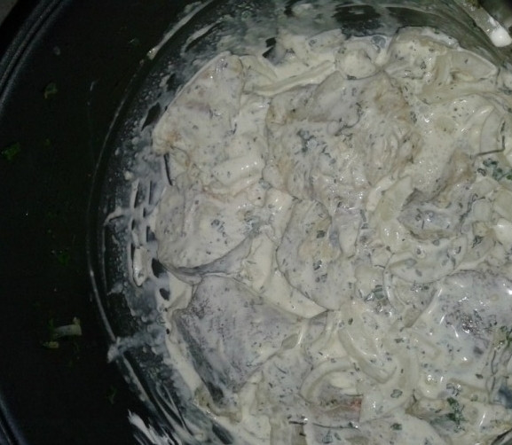 1. Этап. Треска, тушенная в мультиварке: Добавьте сметану. Перемешайте еще раз. Закройте крышку мультиварки и включите режим 