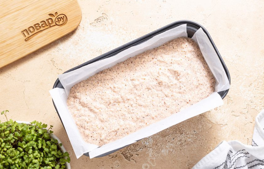 1. Этап. Хлеб из киноа: Выложите тесто в форму для выпечки застеленную пергаментом. Выпекайте хлеб в разогретой до 180 градусов духовке около 50 минут.