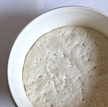 1. Этап. Быстрые багеты: Поставить тесто в тёплое место на 1,5 часа, оно хорошо подходит, получается вот такое 