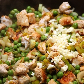 1. Этап. Коричневый рис с индейкой и овощами: Минут через 7-9, когда горошек размякнет, добавляем в сковороду мелко нарубленный чеснок.