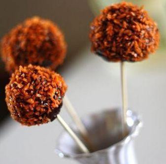 1. Этап. Пирожное чупа-чупс: Пирожные поставить с стаканчик или вазочку и отправить в холодильник. После того, как шоколад застынет, чупа-чупсы можно раздавать.