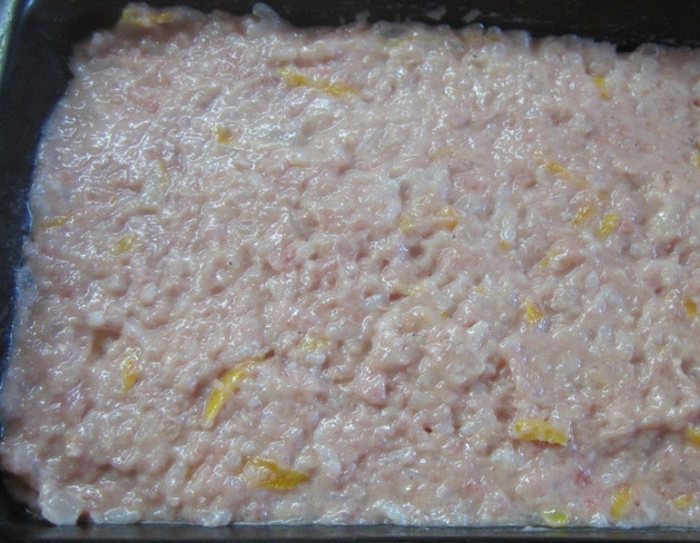 1. Этап. Мясная запеканка, как в детском садике: Форму для запекания смазываем маслом. Выкладываем в нее приготовленную массу, аккуратно распределив внутри. Запекаем в духовке 45 минут, температура — 190 градусов.