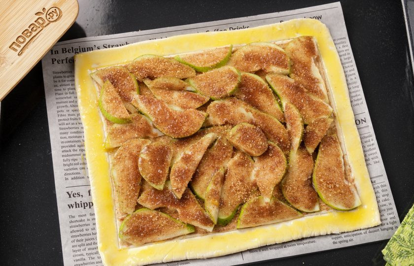 1. Этап. Пирог с грушей из бездрожжевого теста: Смажьте края желтком и отправьте в разогретую до 200 градусов духовку на 25-30 минут.