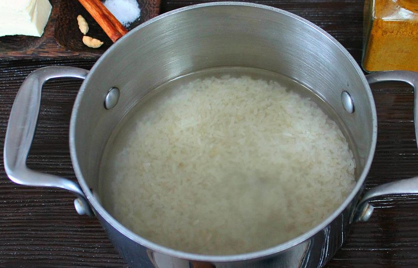 1. Этап. Рис с куркумой: Рис промываем, заливаем водой, солим и ставим а огонь.
