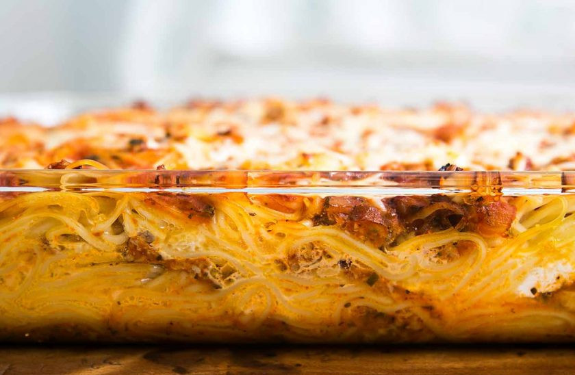 1. Этап. Запеченные спагетти: 11. Запекайте в разогретом до 180 градусов духовом шкафу 40 минут под фольгой, затем удалите фольгу и готовьте еще 20 минут. после запекания остудите запеканку в течение 10 минут и подавайте к столу.