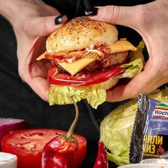 Острый бургер с куриной котлетой