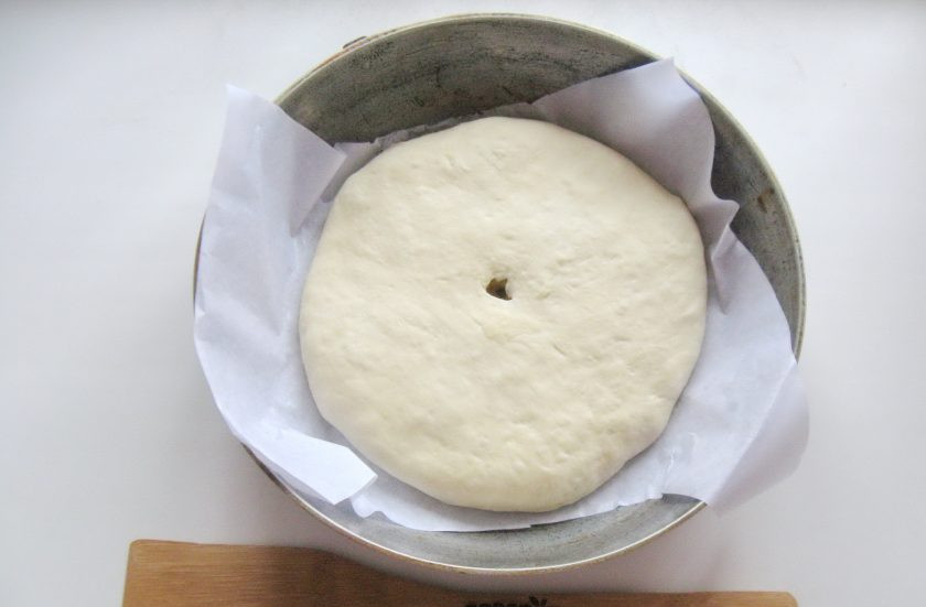 1. Этап. Пирог с белой рыбой: Выложите пирог в форму для выпекания швом вниз. Сделайте небольшое отверстие в центре для выхода пара. Дайте пирогу постоять при комнатной температуре 25-30 минут, смажьте яйцом.