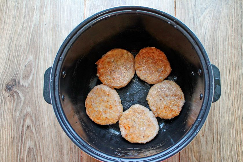 1. Этап. Куриные котлеты с кабачком в мультиварке: Обжаривайте котлетки по 10-15 минут, под крышкой, с двух сторон.