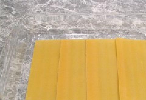 1. Этап. Лазанья с сыром и ветчиной: В форму выложите листы лазаньи.