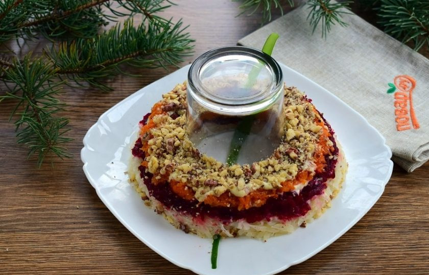 1. Этап. Салат Гранатовый ошейник: 3 слой - морковь, майонез; 4 слой - грецкие орехи.