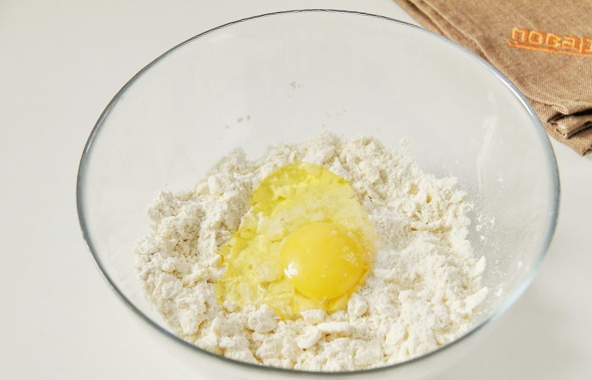 1. Этап. Французский пирог с кукурузой и помидорами: 3. Добавьте одно яйцо и щепотку соли.