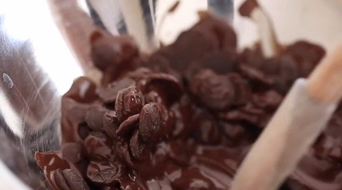 1. Этап. Шоколадный шар в домашних условиях: 1. На водяной бане растопите шоколад, аккуратно перемешайте.