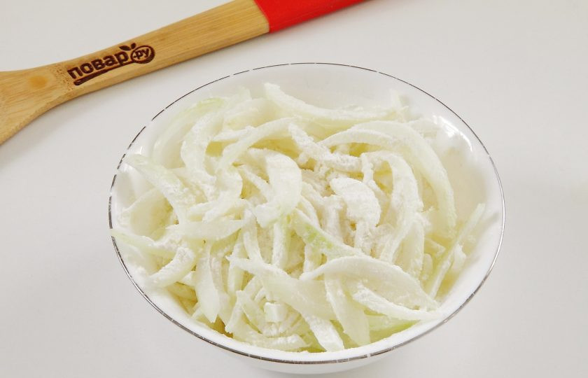 1. Этап. Капустные шницели с луковыми шкварками: Лук нарежьте перьями и обваляйте в муке, стараясь покрыть каждое перышко.