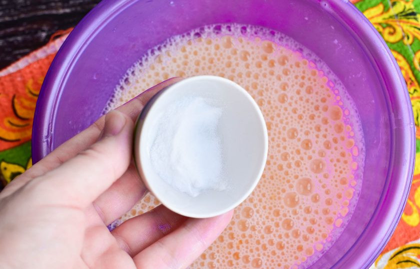 1. Этап. Блины на йогурте с дырочками: Хорошо перемешайте, добавьте соду.