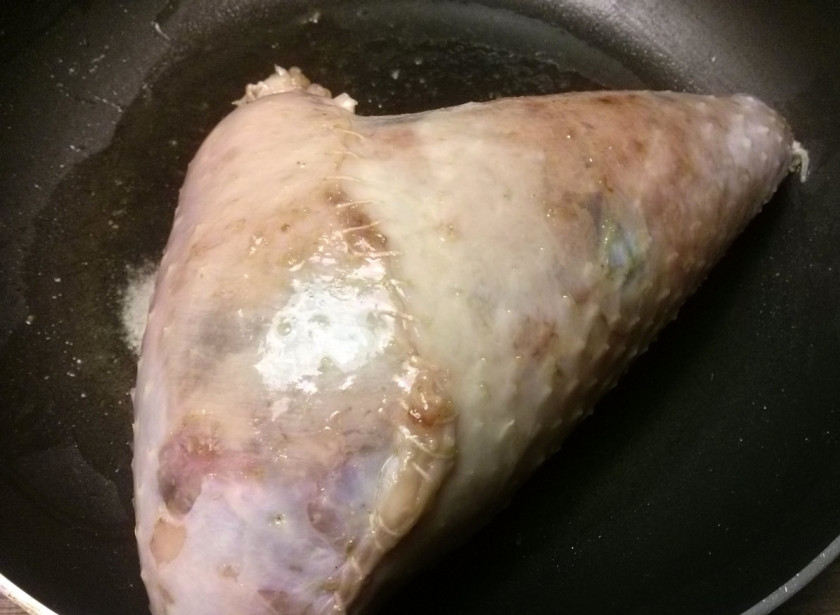 1. Этап. Ветчина из индейки: Разогрейте оливковое масло, обжарьте заготовку со всех сторон до румяной корочки. Запекайте ветчину в разогретой до 120 градусов духовке 1 час.