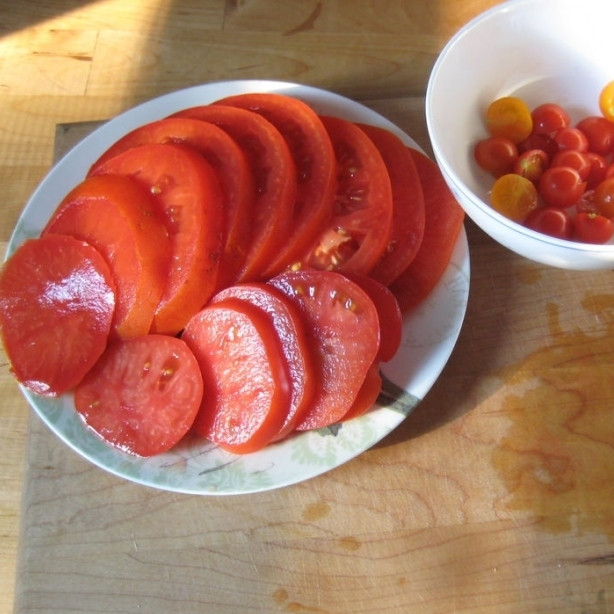 1. Этап. Пицца по-домашнему: Тем временем займемся начинкой. Тонко нарезаем помидоры.