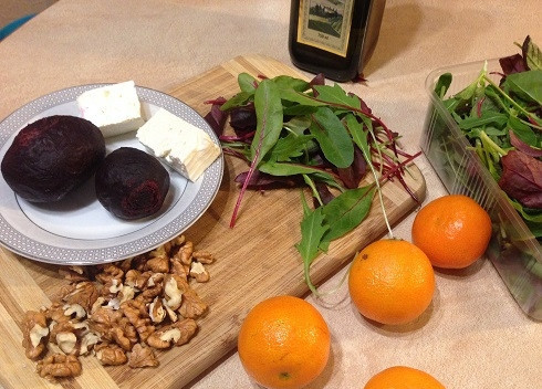 1. Этап. Потрясающая свекла от Джейми Оливера: Вот основные ингредиенты для салата. Свеклу заранее отварим. Листья свеклы у меня в наборе с листьями рукколы и салата. В оригинальном рецепте используется тархун, но я не люблю эту травку, поэтому заменила на рукколу.