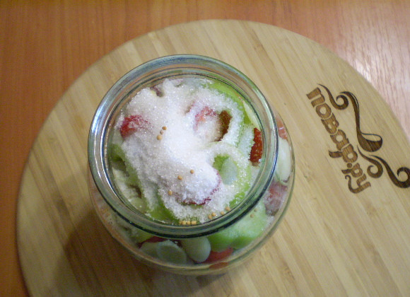 1. Этап. Закатка черри: В банку кладем на дно специи, далее помидоры и соль, сахар. Можно добавить чуточку горчицы в зернах.