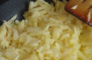 1. Этап. Блинный пирог с яблоками и меренгой: Испеките блины по своему любимому рецепту. Для начинки яблоки очистить от кожицы и семян, натереть на крупной терке и выложить на сковороду с растопленным маслом. Добавить сахар, корицу, перемешать и немного потушить, затем добавить крахмал, перемешать и убрать с плиты. Остудить. Количество начинки и меренги зависит от диаметра испеченных блинов и их количества (у меня для 6 блинчиков диаметром 18–20 см — этого количества начинки хватило на 5 слоев).