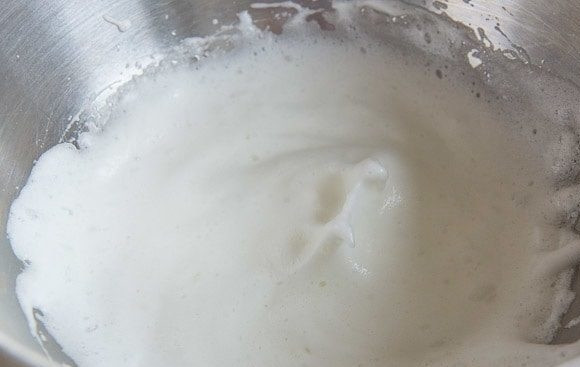 1. Этап. Вафли с беконом и сыром: 3. Отдельно взбейте в пену белки.