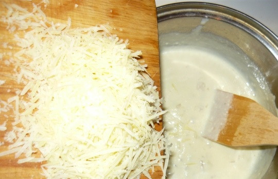 Фаршированные ракушки под сливочным соусом 1. Этап. Фаршированные ракушки под сливочным соусом: 11. Добавить его в соус, аккуратно перемешать. Вот и все: фаршированные ракушки под сливочным соусом в домашних условиях готовы к подаче. Можно предварительно отправить их в соус или полить им сверху.