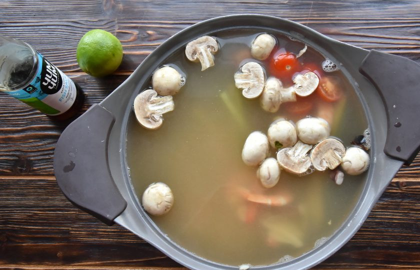 1. Этап. Том ям рецепт с морепродуктами: Добавьте в кипящий на медленном огне бульон грибы, томаты, морской коктейль, креветки. Варите еще минуты 2-3. Вместо соли регулируйте вкус с помощью рыбного соуса. Добавьте в суп сок одного лайма, чили пасту. Доведите суп до кипения и снимите с огня.