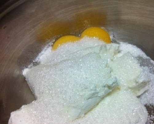 1. Этап. Творожник классический: 1. Перед тем, как приготовить творожник классический, отделите желтки от 2 яиц. Далее добавьте творог и 3 ст. ложки сахара. Все перемешайте до однородной консистенции.