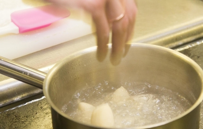 1. Этап. Пельмени с творогом: 11. В кастрюлю наберите воду и добавьте соль, доведите до кипения и отправьте пельмени в воду, уменьшите огонь после закипания и варите 5 минут.