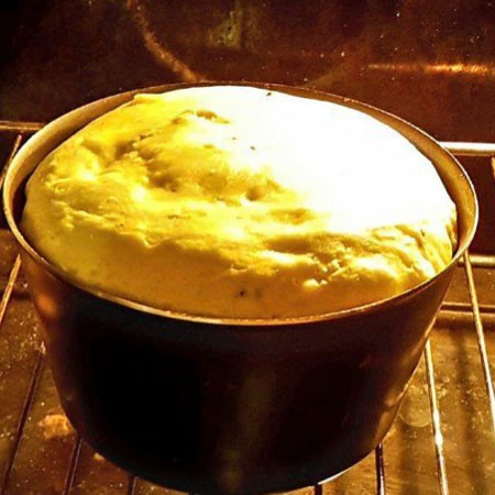 1. Stage. Kulichik: Lubricate the baking dish with butter and fill the dough in half. Let the dough come up and put in a preheated oven to 180 degrees, bake for about 30-45 minutes.