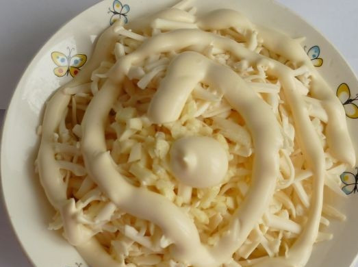 1. Этап. Пирожки с сыром: 3. Соединить сыр с чесноком, заправить по вкусу сметаной или майонезом. При желании можно посолить, поперчить или добавить специи.